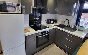 Town Centre Modern 1 Bed Self-Contained Apartment